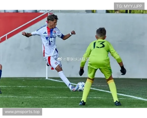 曼联一线队在对阵U15队的比赛中遭遇五分钟内失球的尴尬局面